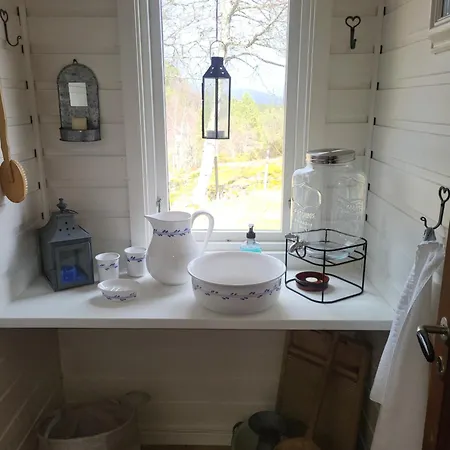 Koselig Hytte I Natursjonne Omgivelser